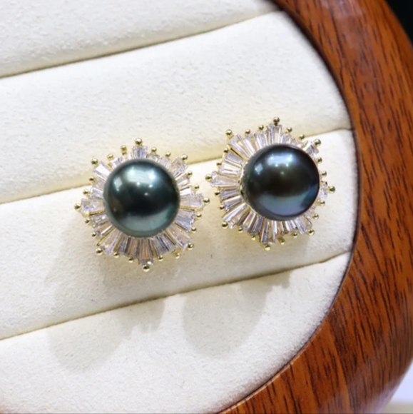 Simple Pearl Earstuds - Picture 1 of 11